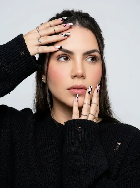 Retrato profissional de uma nail designer